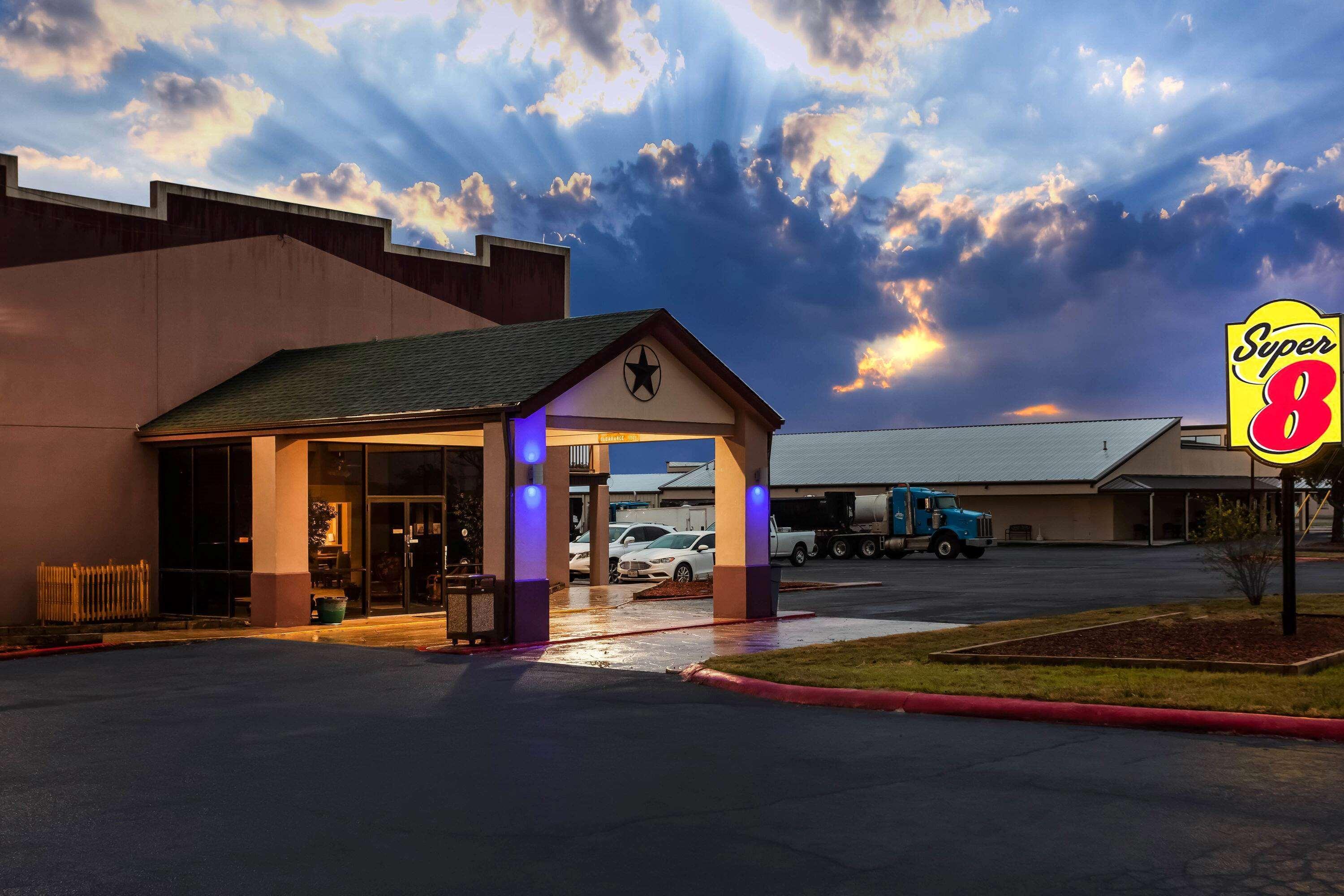 Hotel Super 8 By Wyndham Giddings Esterno foto