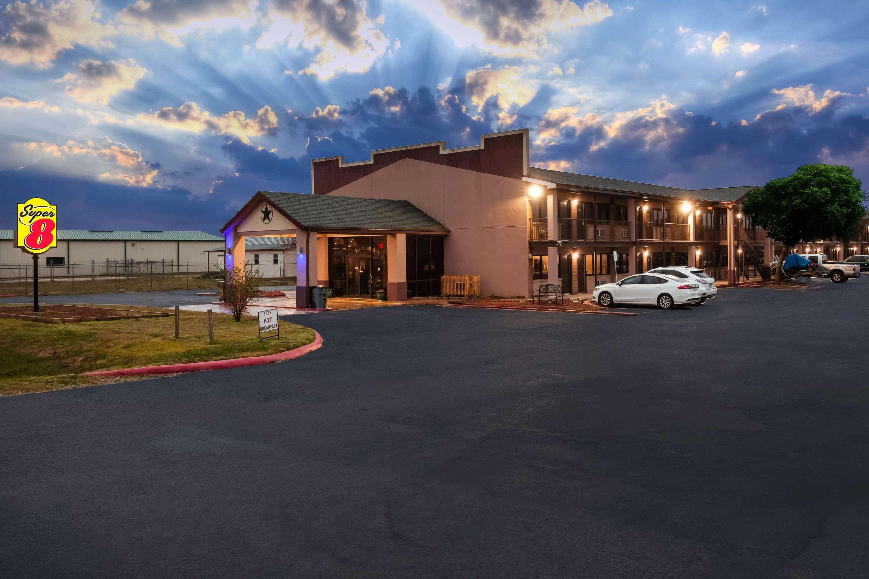 Hotel Super 8 By Wyndham Giddings Esterno foto