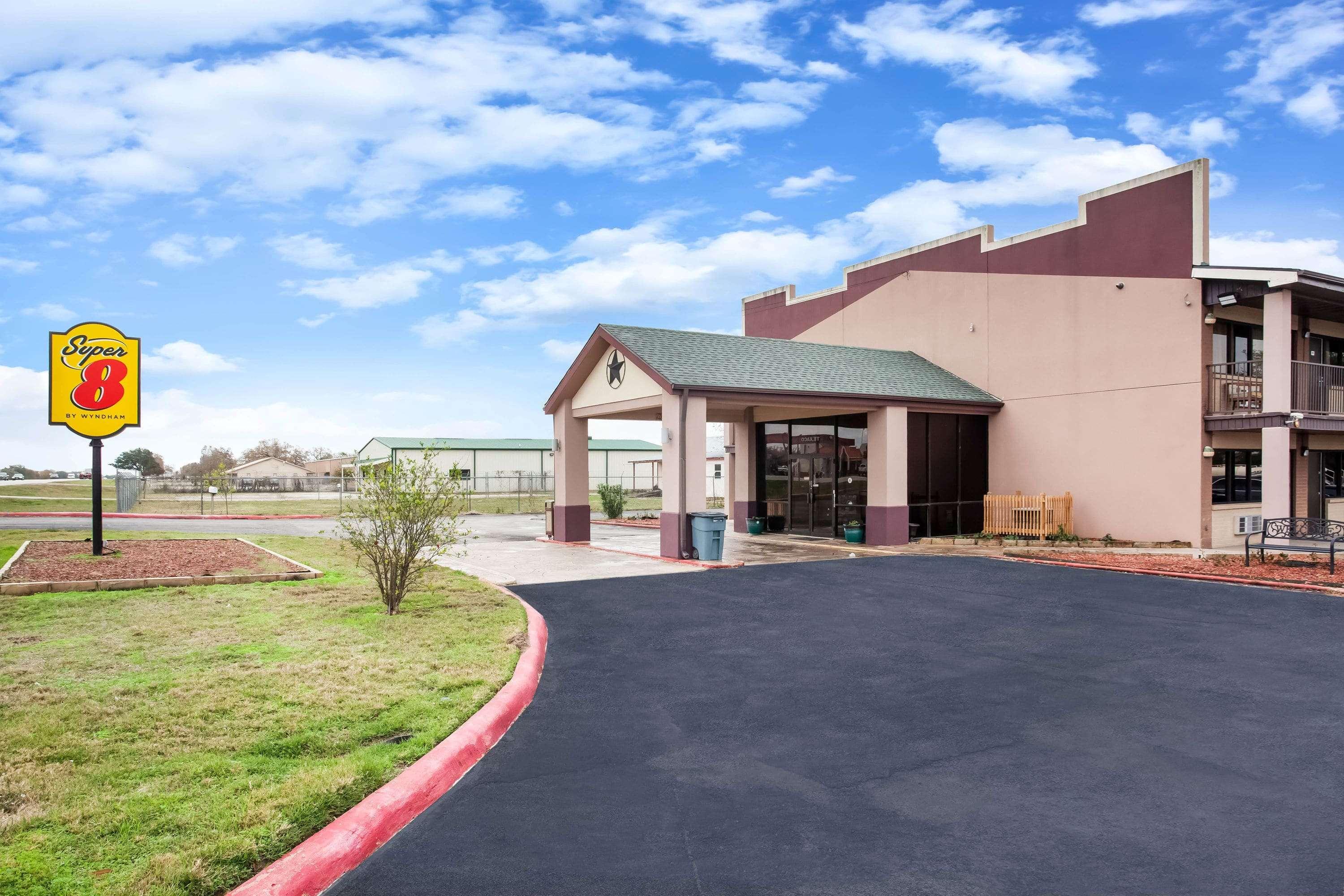 Hotel Super 8 By Wyndham Giddings Esterno foto